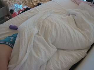 voyeurcam-julmodels-whitebed-4 webcam