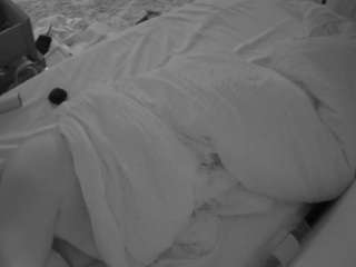 voyeurcam-julmodels-whitebed-4 webcam