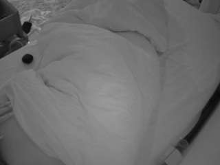 voyeurcam-julmodels-whitebed-4 webcam