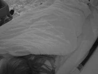 voyeurcam-julmodels-whitebed-4 webcam