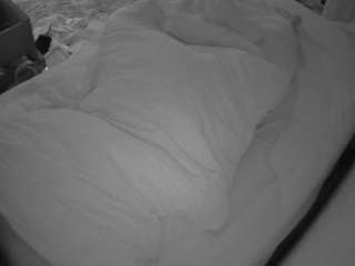 voyeurcam-julmodels-whitebed-4 webcam