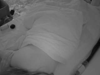 voyeurcam-julmodels-whitebed-4 webcam