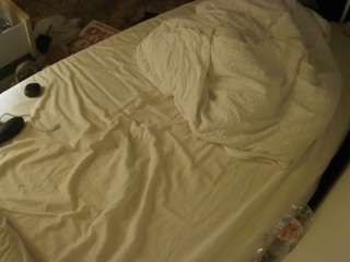 voyeurcam-julmodels-whitebed-4 webcam