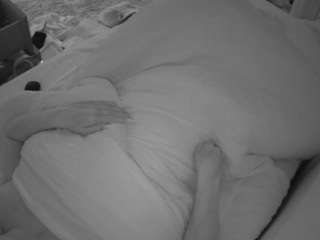 voyeurcam-julmodels-whitebed-4 webcam