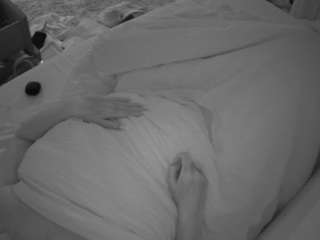 voyeurcam-julmodels-whitebed-4 webcam