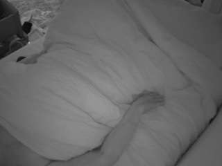 voyeurcam-julmodels-whitebed-4 webcam