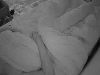 voyeurcam-julmodels-whitebed-4 webcam