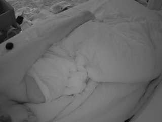 voyeurcam-julmodels-whitebed-4 webcam