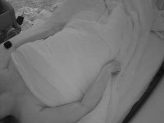 voyeurcam-julmodels-whitebed-4 webcam