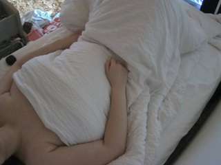 voyeurcam-julmodels-whitebed-4 webcam