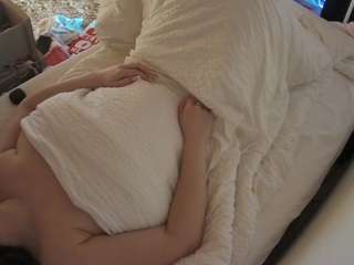 voyeurcam-julmodels-whitebed-4 webcam