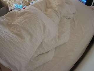 voyeurcam-julmodels-whitebed-4 webcam