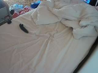 voyeurcam-julmodels-whitebed-4 webcam