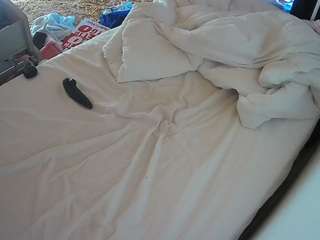 voyeurcam-julmodels-whitebed-4 webcam