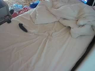 voyeurcam-julmodels-whitebed-4 webcam