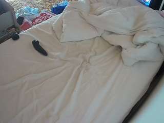 voyeurcam-julmodels-whitebed-4 webcam