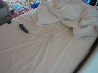 voyeurcam-julmodels-whitebed-4 webcam