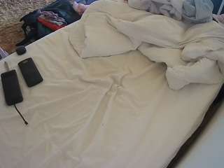 voyeurcam-julmodels-whitebed-4 webcam