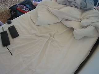 voyeurcam-julmodels-whitebed-4 webcam