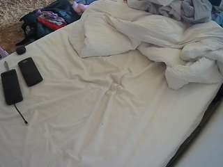 voyeurcam-julmodels-whitebed-4 webcam