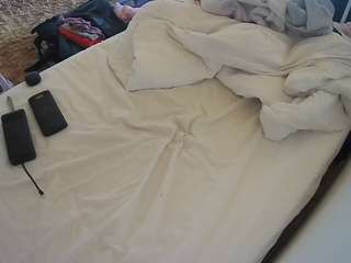 voyeurcam-julmodels-whitebed-4 webcam