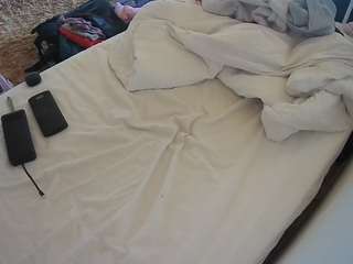 voyeurcam-julmodels-whitebed-4 webcam