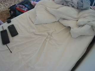 voyeurcam-julmodels-whitebed-4 webcam