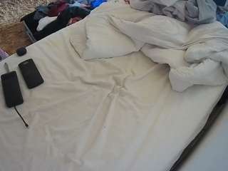 voyeurcam-julmodels-whitebed-4 webcam