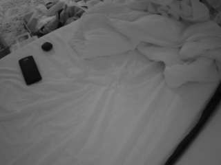 voyeurcam-julmodels-whitebed-4 webcam