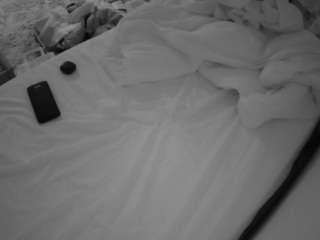 voyeurcam-julmodels-whitebed-4 webcam
