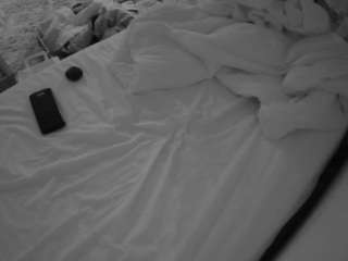 voyeurcam-julmodels-whitebed-4 webcam