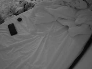 voyeurcam-julmodels-whitebed-4 webcam