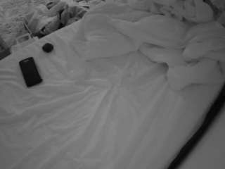 voyeurcam-julmodels-whitebed-4 webcam