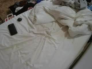 voyeurcam-julmodels-whitebed-4 webcam