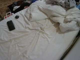 voyeurcam-julmodels-whitebed-4 webcam