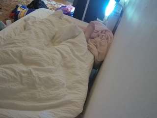 voyeurcam-julmodels-whitebed-4 webcam