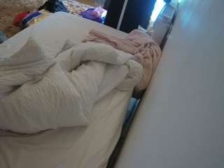 voyeurcam-julmodels-whitebed-4