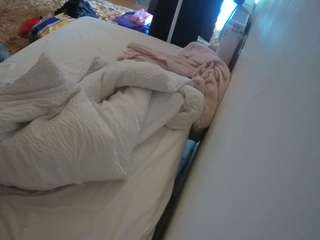 voyeurcam-julmodels-whitebed-4