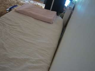 voyeurcam-julmodels-whitebed-4