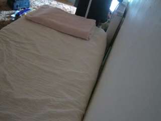 voyeurcam-julmodels-whitebed-4 webcam