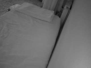 voyeurcam-julmodels-whitebed-4