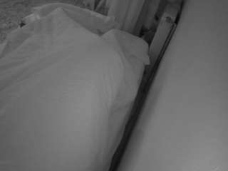 voyeurcam-julmodels-whitebed-4