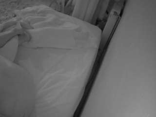 voyeurcam-julmodels-whitebed-4