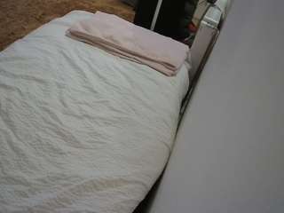 voyeurcam-julmodels-whitebed-4 webcam