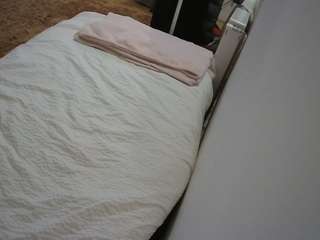 voyeurcam-julmodels-whitebed-4 webcam