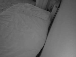 voyeurcam-julmodels-whitebed-4 camsoda