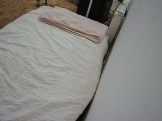 voyeurcam-julmodels-whitebed-4