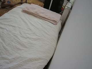 voyeurcam-julmodels-whitebed-4