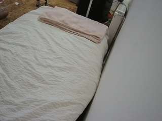 voyeurcam-julmodels-whitebed-4 webcam