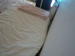 voyeurcam-julmodels-whitebed-4